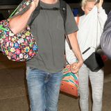 Mai 2016  Fast schüchtern wirken Liam Hemsworth und Miley Cyrus, als sie Hand in Hand in Los Angeles unterwegs sind. Wir drücken dem Paar die Daumen, dass endlich ein bisschen Ruhe in die Beziehung einkehrt.