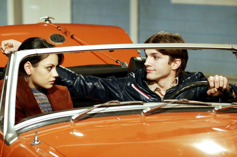 1998–2006  Acht Jahre lang stehen Mila Kunis und Ashton Kutcher gemeinsam für die Sitcom "Die wilden Siebziger" vor der Kamera.
