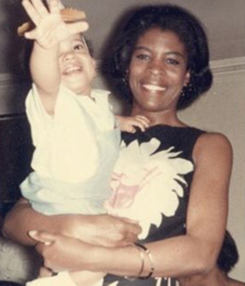 Was für ein süßer Fratz: Lenny Kravitz als Kind auf dem seiner Mutter