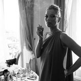 Kate Moss macht eine kleine Raucherpause.