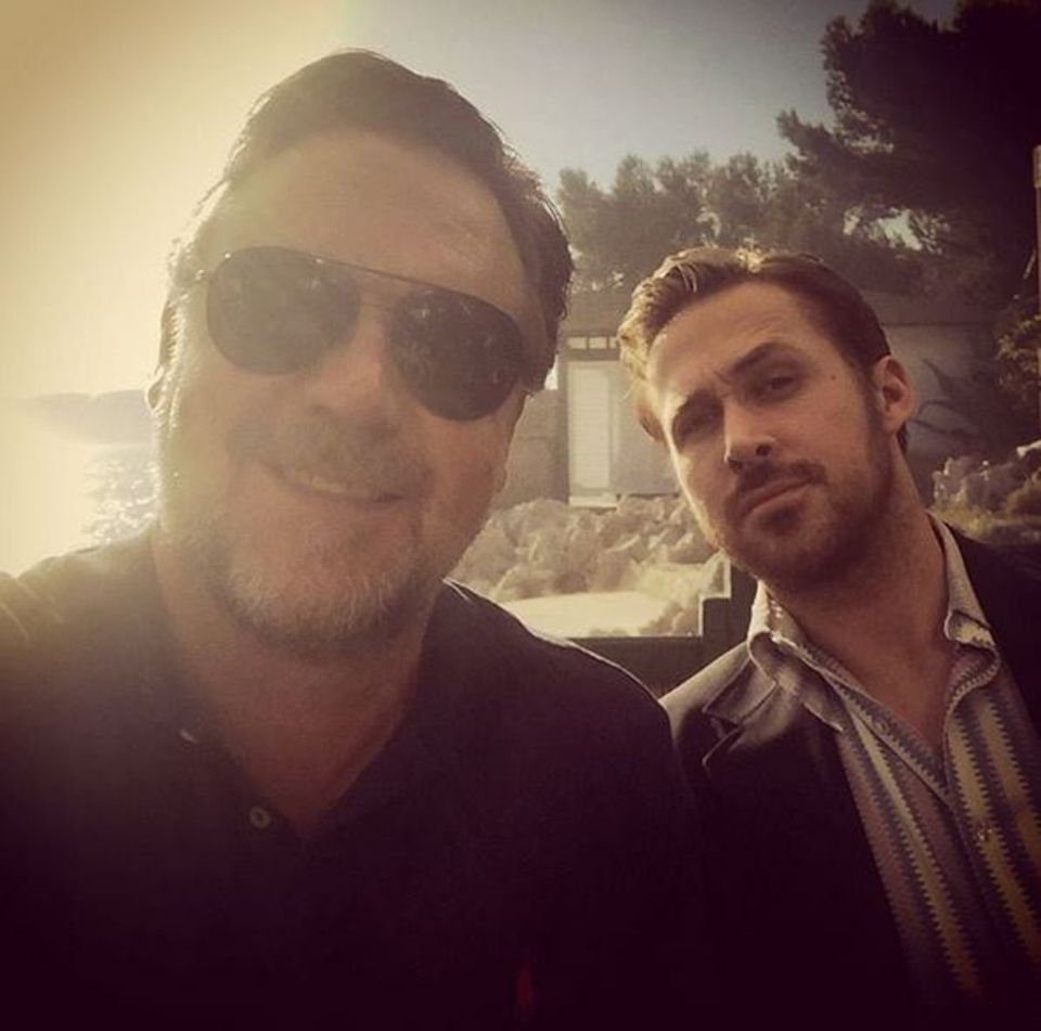 Russell Crowe und Ryan Gosling lassen mit diesem Selfie Frauenherzen höher schlagen. Russell Crowe und Ryan Gosling lassen mit diesem Selfie Frauenherzen höher schlagen.