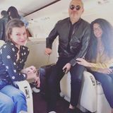 Mila Jovovich kommt direkt von Libanon, sie ist Jurorin für "Project Runway Middle East". Im Gepäck hat sie den Stardesigner Elie Saab dabei.