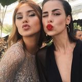 Von Stefanie Giesinger und Lena Meyer-Landrut gibt ein Küsschen für ihre Fans.
