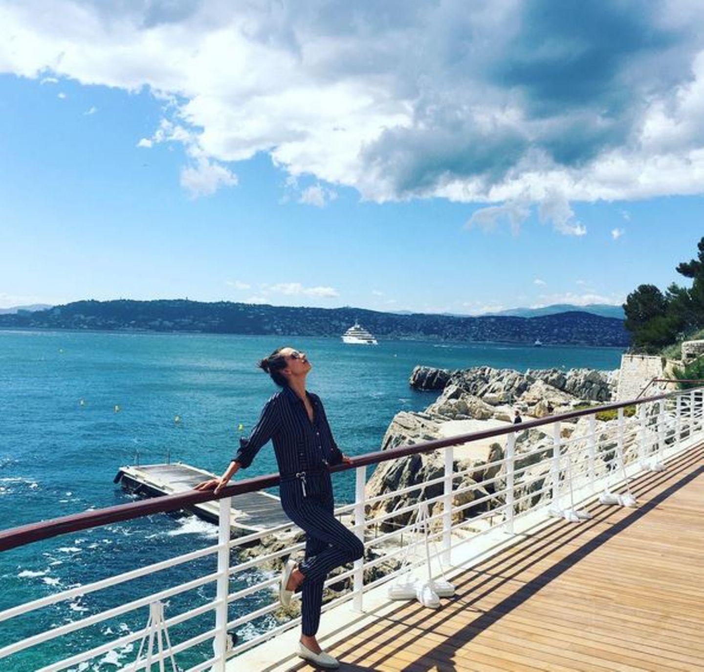Alessandra Ambrosio genießt das schöne Wetter und die traumhafte Aussicht in Cannes in vollen Zügen.