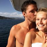 Liebevoll küsst NBA Basketballer Chandler Parsons seine Modelfreundin Toni Garrn. Er begleitet sie zu den Filmfestspielen nach Cannes. Sie verbringen einen entspannten Tag auf einer Jacht.