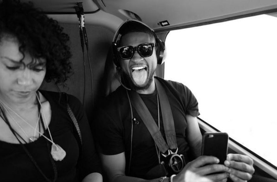 Usher und seine Frau Grace Miguel werden mit dem Hubschrauber eingeflogen.