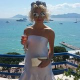 Pixie Lott erfrischt sich auf der Terasse ihres Hotels mit einem kühlen Drink.
