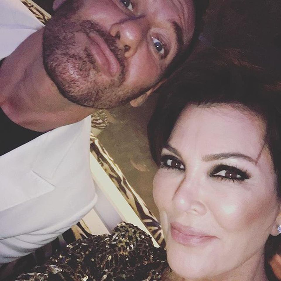 Kardashian Momager Kris Jenner lässt sich die Magnum-Party in Cannes nicht entgehen. Sie feiert mit dem Fotografen Mert Alas.