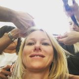 "Wie viele Hände braucht man für eine Frisur?", fragt Naomie Watts und schießt ein Selfie.