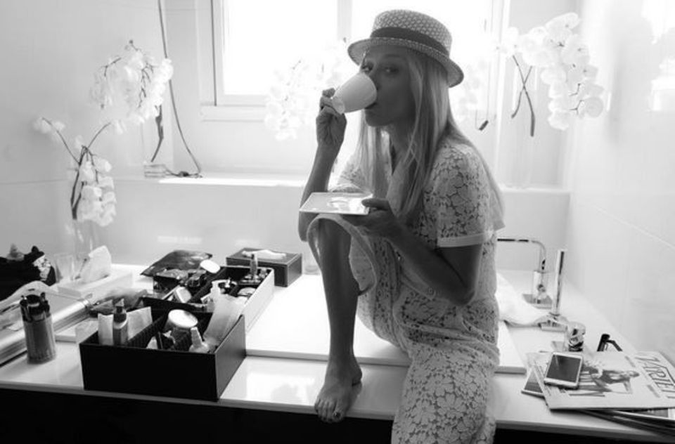 Chloë Sevigny strärkt sich zwischen den Auftritten mit einem Kaffee.