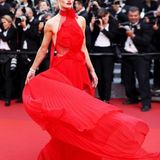 Rosie Huntington-Whiteley bekommt nicht genug von ihrem Traum in Rot.