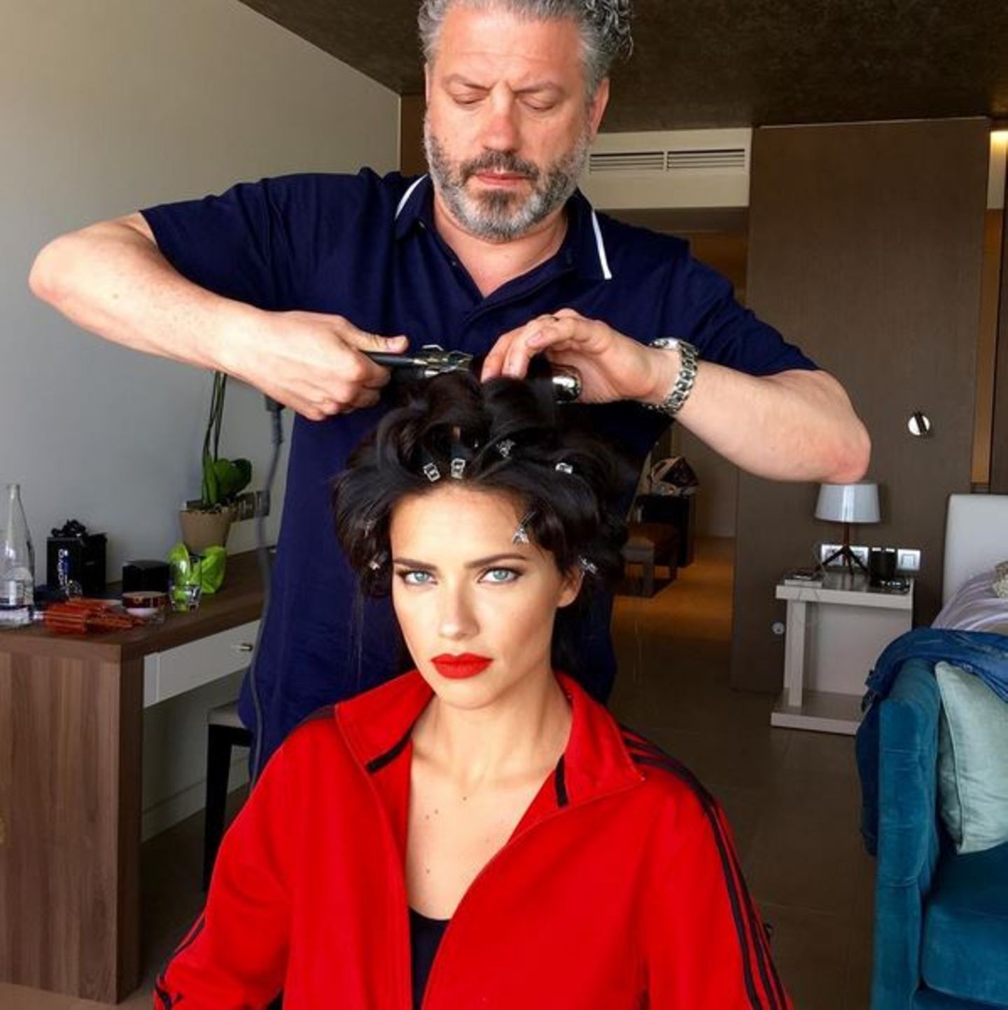 Fast fertig! Adriana Lima lässt noch schnell die Haare frisieren vor dem großen Auftritt auf dem roten Teppich in Cannes.