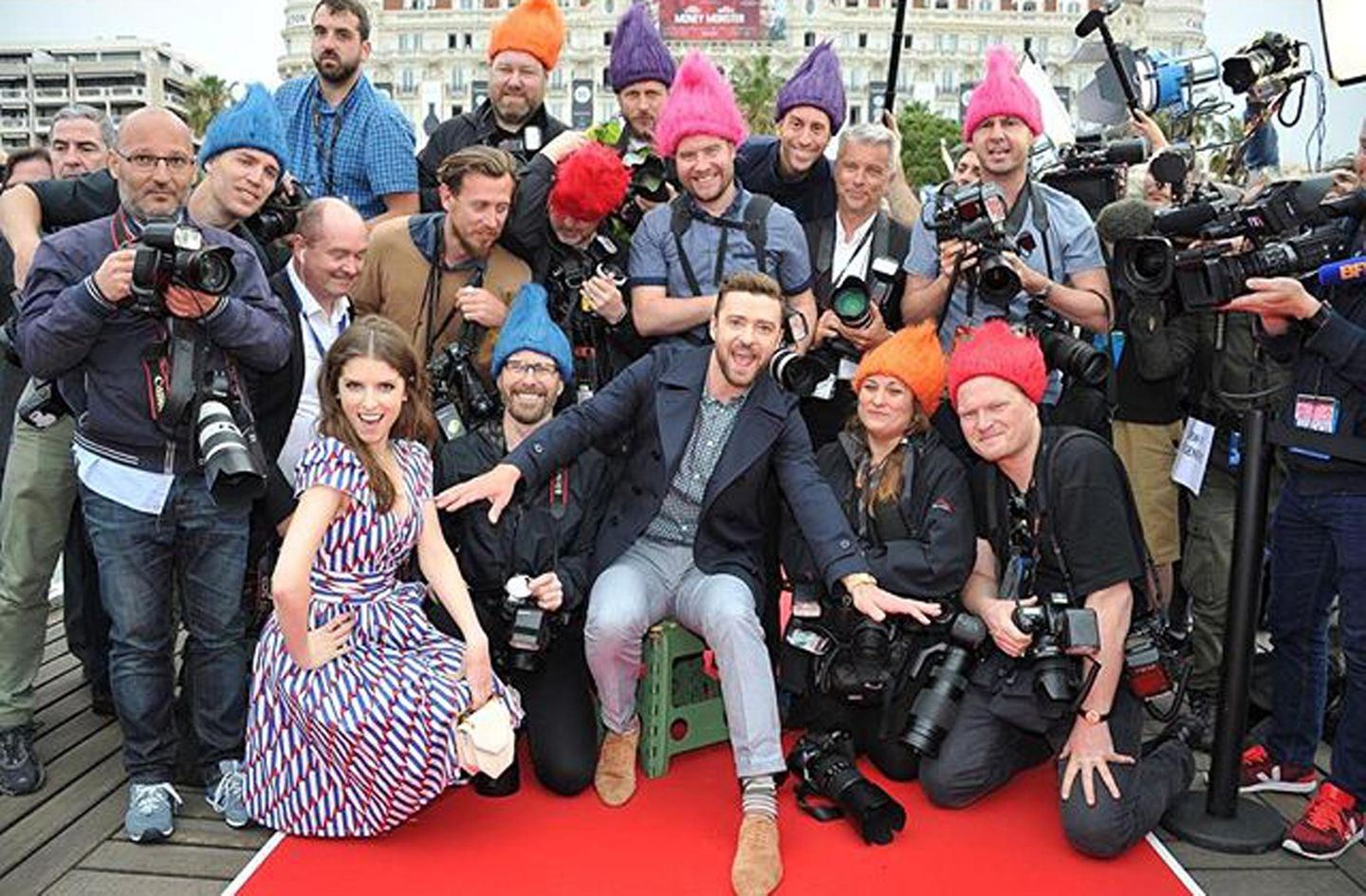 Anna Kendrick und Justin Timberlake stellen ihren Animationsfilm "Trolls" vor und machen sich einen Spaß daraus, die Fotografen am roten Teppich mit Trollfrisuren auszustatten.