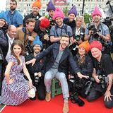 Anna Kendrick und Justin Timberlake stellen ihren Animationsfilm "Trolls" vor und machen sich einen Spaß daraus, die Fotografen am roten Teppich mit Trollfrisuren auszustatten.