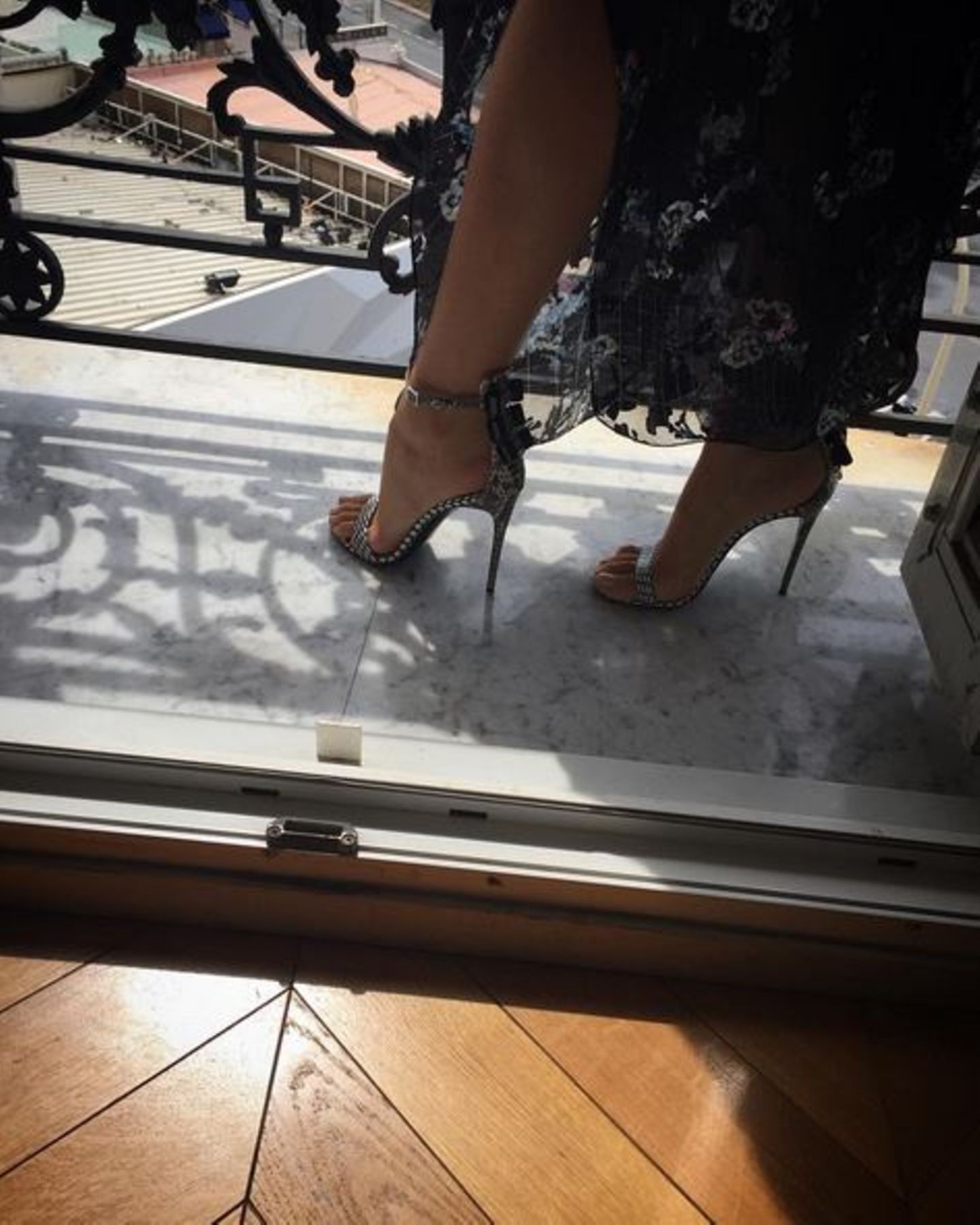 Blake Lively dokumentiert ihre Garderobe in Cannes. Hier ist der Fokus auf den Schuhen.