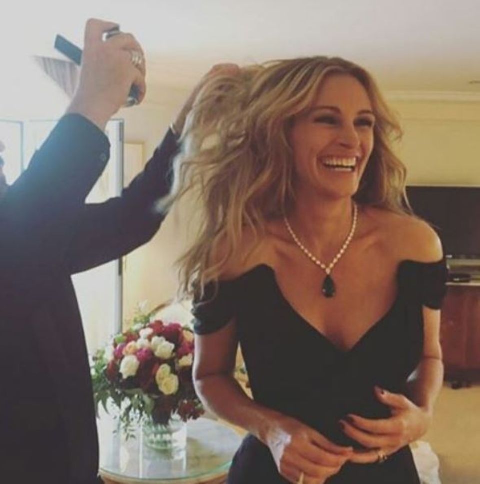 Für ihren Auftritt bei der "Money Monster"-Premiere kriegt Julia Roberts die Haare gemacht. Dabei strahlt sie schöne Schauspielerin über das ganze Gesicht. Für ihren Auftritt bei der "Money Monster"-Premiere kriegt Julia Roberts die Haare gemacht. Dabei strahlt sie schöne Schauspielerin über das ganze Gesicht.