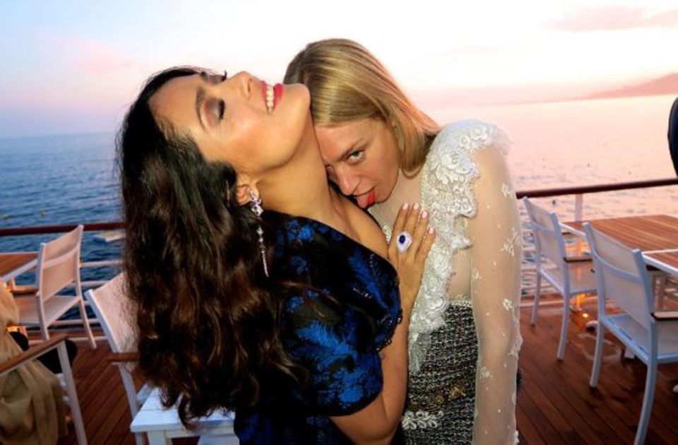 Die Stimmung in Cannes lässt auch erfahrene Promis nicht kalt. Da macht sich Chloë Sevigny über die heißblütige Salma Hayek her. Wer kann es ihr verübeln? Die Stimmung in Cannes lässt auch erfahrene Promis nicht kalt. Da macht sich Chloë Sevigny über die heißblütige Salma Hayek her. Wer kann es ihr verübeln?