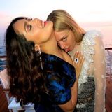 Die Stimmung in Cannes lässt auch erfahrene Promis nicht kalt. Da macht sich Chloë Sevigny über die heißblütige Salma Hayek her. Wer kann es ihr verübeln?