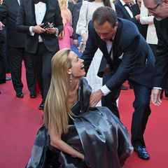 Wie schon das überlange Kleid von Amal Clooney erwies sich auch Petra Nemcovas Kleid als böse Stolperfalle.