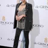 Bella Hadid präsentiert bei der Party von "De Grisogono" ihr schönes Dekolleté im glitzernden Nadelstreifen-Look.