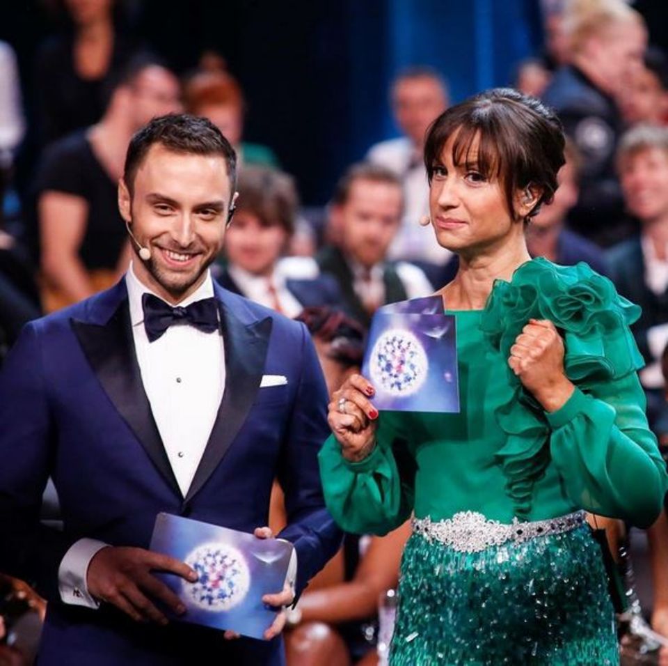 Måns Zelmerlöw und Petra Mede machen einen fantastischen Job. Die Moderatorin zeigt sich in verschiedenen Kleidern - hier ganz in Grün.