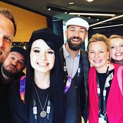 Die Spannung steigt bei Jamie-Lee und ihrer Crew! Der Moment kurz vor der Abfahrt zur Globe Arena in Stockholm wird noch mit einem Selfie festgehalten.