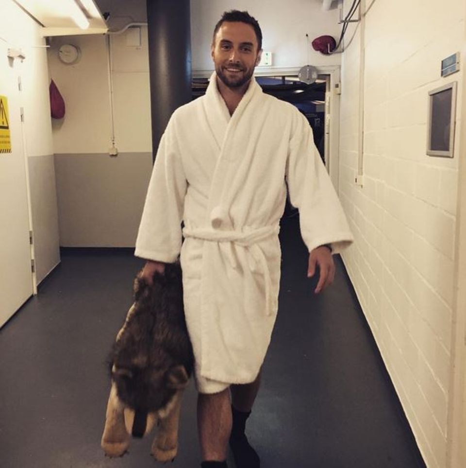 Der Co-Moderator und ESC-2015-Sieger Måns Zelmerlöw lässt es vor der Show gemütlich angehen.