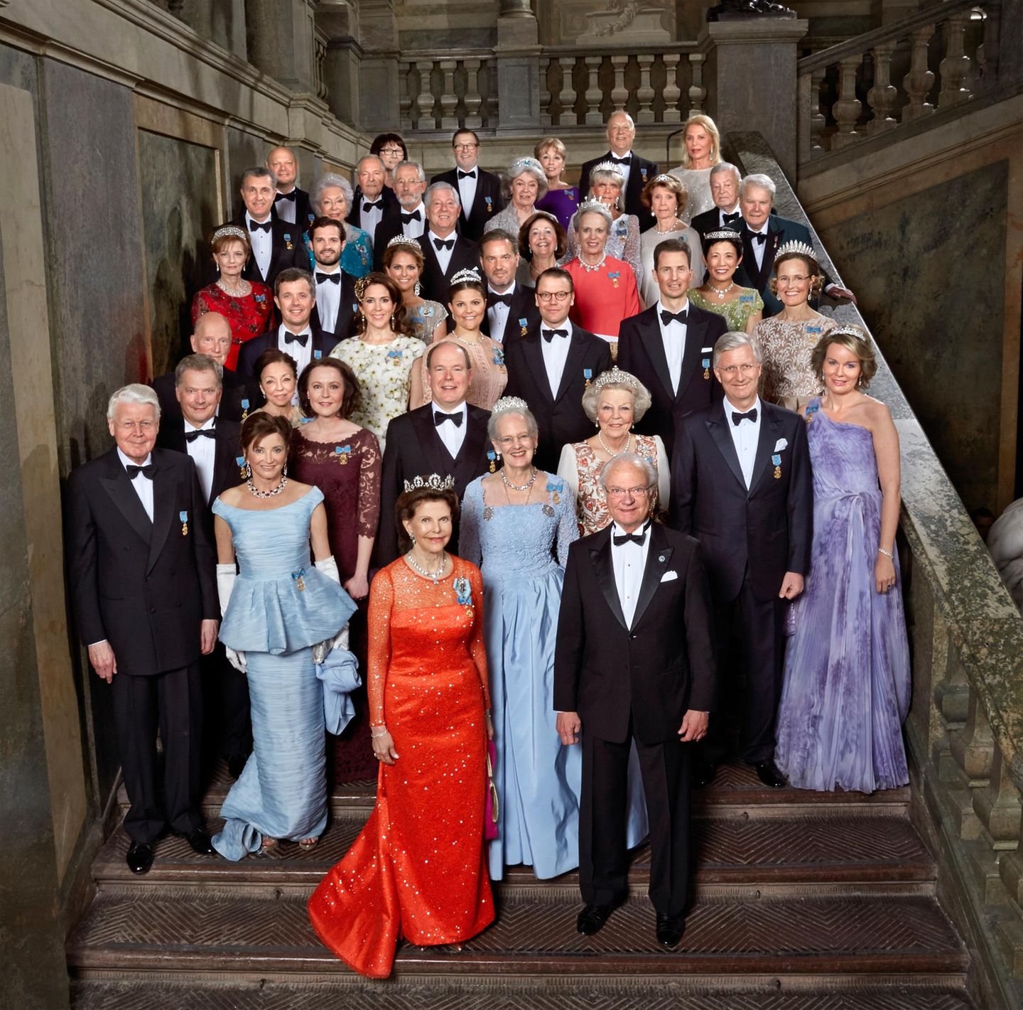 30. April 2016: Bankett  Das war ein Fest: Für ein Gruppenbild kommt die Geburstagsgesellschaft um König Carl Gustaf auf der Treppe des Königlichen Schloss gerne zusammen.