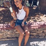 Auf Ibiza genießt Janina Uhse in Denim-Shorts ihr Eis.