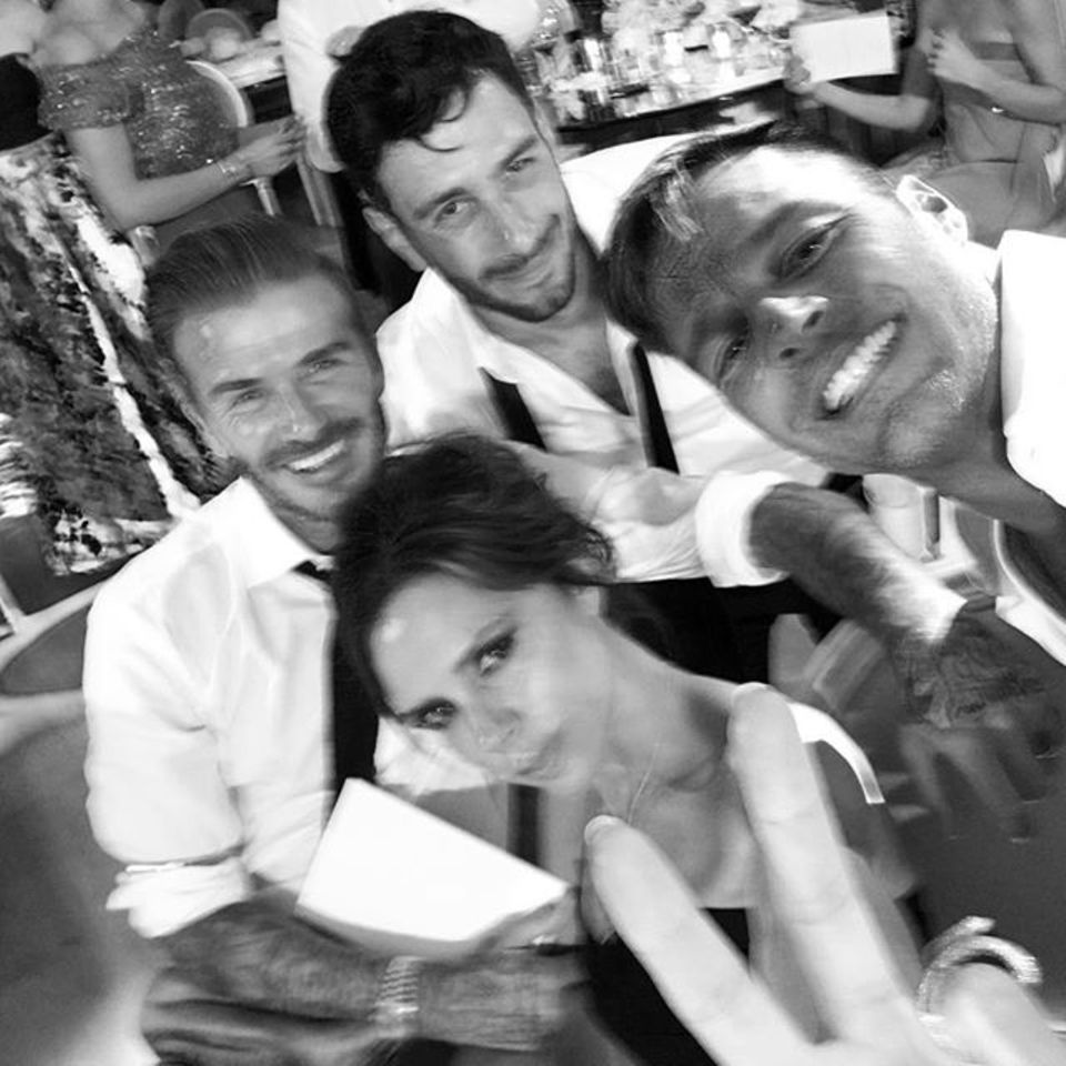 Haben viel Spaß zusammen: David und Victoria Beckham, Ricky Martin und "Pepe", der Bräutigam, lassen es krachen. Haben viel Spaß zusammen: David und Victoria Beckham, Ricky Martin und "Pepe", der Bräutigam, lassen es krachen.