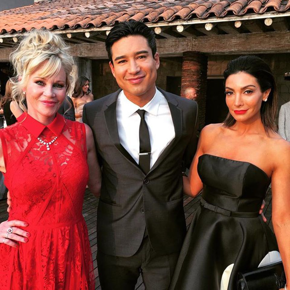 Melanie Griffith, die sich für ein knallrotes Kleid entschieden hat, posiert mit Mario Lopez und dessen schöner Frau Courtney. Melanie Griffith, die sich für ein knallrotes Kleid entschieden hat, posiert mit Mario Lopez und dessen schöner Frau Courtney.