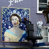 Noch etwas nachbessern und fertig ist das Wandgemälde der Queen in der Barret Street in London.