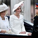 11. Juni 2016   Herzogin Camilla, Herzogin Catherine und Prinz Harry teilen sich die erste Kutsche, die die Zeremonie eröffnet. Beide Herzoginnen sehen bezaubernd aus in dezentem Weiß.