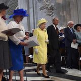 10. Juni: Dankgottesdienst St. Paul's Cathedral  Die Damen in der ersten Reihe knicksten dezent, als die Queen vorbeikommt.