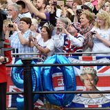 11. Juni 2016: Trooping the Colour   Hinter den Absperrungen harren Tausende aus, um einen Blick auf die Royals zu werfen.