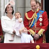 11. Juni 2016: Trooping the Colour   Prinz William und Herzogin Kate erscheinen mit Prinz George und Prinzessin Charlotte auf dem Balkon. Während der kleine Prinz ganz angetan ist von den Fliegern am Himmel, lässt sich Charlotte nicht von der Ruhe bringen.