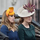 11. Juni 2016: Trooping the Colour   Prinzessin Eugenie und Prinzessin Beatrice nehmen auch an der Parade teil. Beide tragen sehr auffällige Hüte.