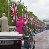12. Juni 2016: Patron's Lunch  Die Straße ist gesäumt von Gästen, die der Queen zuwinken.
