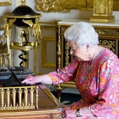21. Juni 2016  Von Windsor Castle aus bedankt sich die Queen via Instagram und Facebook bei den vielen Gratulanten, die ihr auf diesem Weg beste Wünsche übermittelt haben. Unterschrieben ist der Post mit "Elizabeth R". Und um keine Zweifel aufkommen zu lassen, gibt es das Foto der Queen vor dem Tablet dazu - und bei Twitter den Hinweis "Diese Nachricht wurde von Ihrer Majestät der Königin persönlich gesendet."