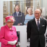 Einen Tag vor ihrem 90. Geburtstag besucht die Queen gemeinsam mit Prinz Philip eine Postfiliale in Windsor. Dort werden die eigens für ihren Ehrentag angfertigten Briefmarken begutachtet.