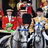 11. Juni 2016  Die Queen nimmt in einem neongrünen Kostüm bei den "Trooping the Colour"-Zeremonie teil.