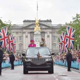 12. Juni 2016: Patron's Lunch  Die Queen und Prinz Philip fahren langsam, winkend und zu allen Seiten grüßend Richtung Bühne.