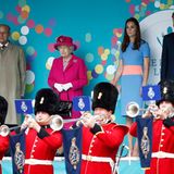 12. Juni 2016: Patron's Lunch  Auf der kleinen Bühne haben sich die Queen, Prinz Philip, Prinz Harry, Prinz William und Herzogin Catherine versammelt.