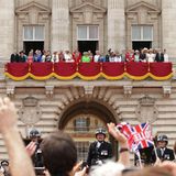 11. Juni 2016: Trooping the Colour   Vor dem Palast jubelt die Menge, als sich Familie Windsor - mit Prinz George und Prinzessin Charlotte in ihrer Mitte - auf dem Balkon zeigt.