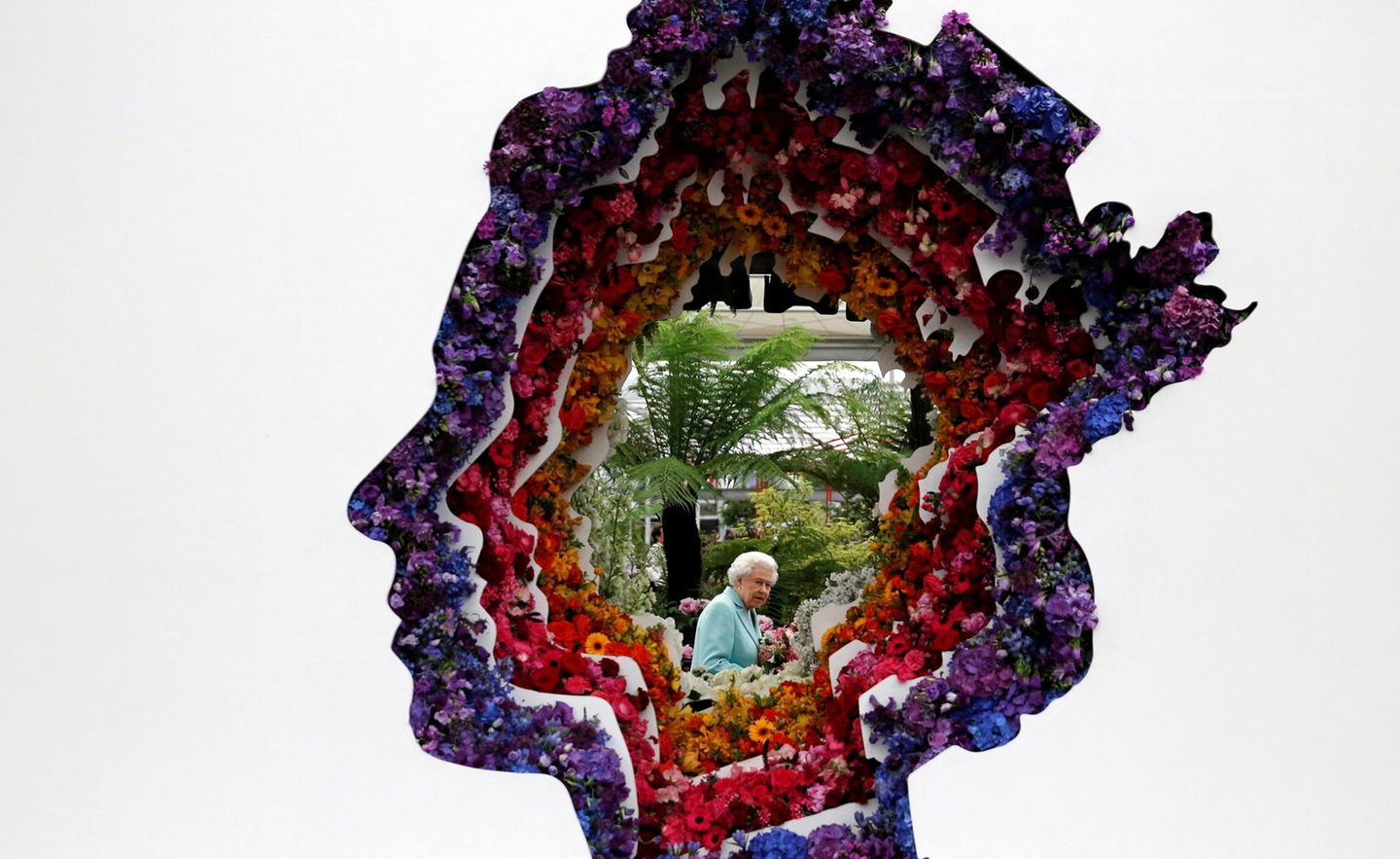 Die "Chelsea Flower Show" ist eine jährliche Gartenschau in London, die von der Royal Horticultural Society (RHS) veranstaltet wird. Queen Elizabeth darf sich in diesem Jahr über eine Blumeninstallation mit ihrem Profil freuen.