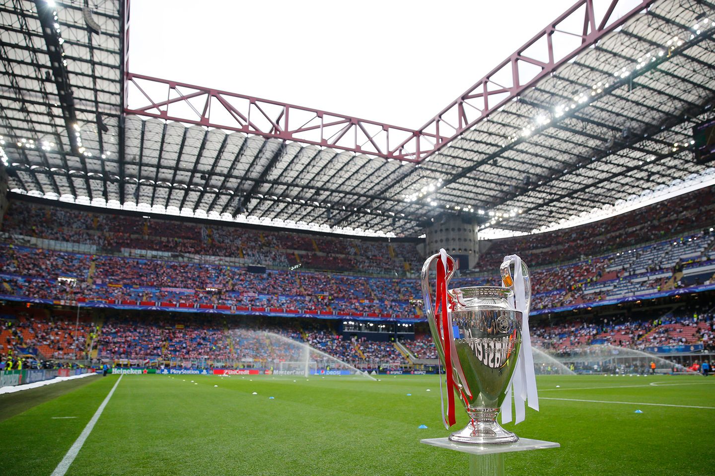 Der "Champion's League"-Pokal steht im Mailänder San Siro Stadium bereit.