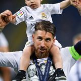 Geteiltes Glück! Sergio Ramos feiert mit seinem süßen Jungen auf den Schultern.
