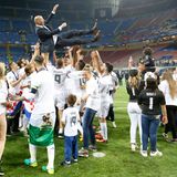 Hoch soll er fliegen...! Die Jungs von Real Madrid lassen ihren Coach Zinedine Zidane in die Luft gehen.