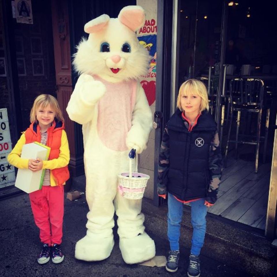 Die beiden Jungs sind von dem Osterhasen begeistert. Nur Liev Schreiber macht sich Gedanken, ob es nicht zu heiß ist in dem Kostüm für den armen Hasen. Die beiden Jungs sind von dem Osterhasen begeistert. Nur Liev Schreiber macht sich Gedanken, ob es nicht zu heiß ist in dem Kostüm für den armen Hasen.