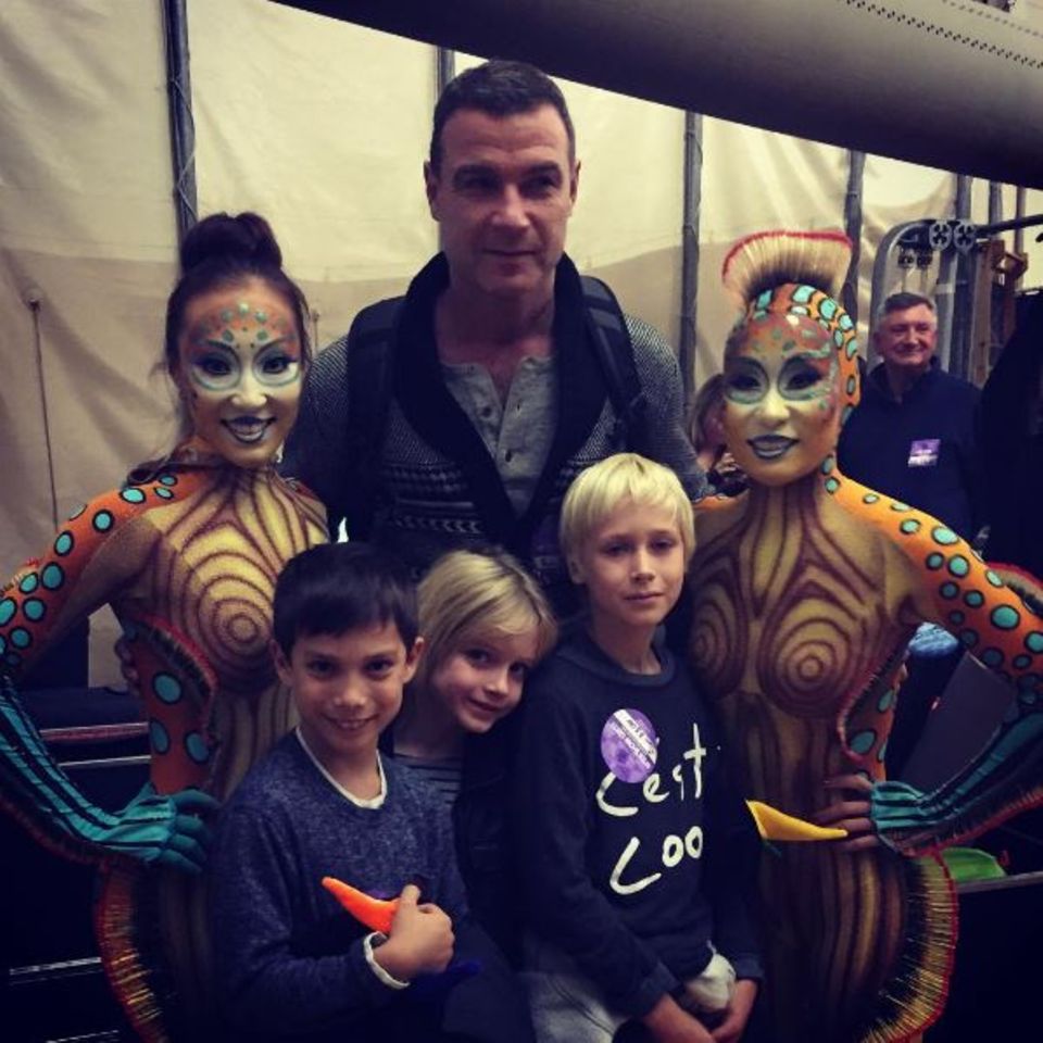 Gemeinsam mit seinen Kids hat Liev Schreiber die Artistenshow "Kurios" besucht - schönes Foto zum Andenken inklusive. Gemeinsam mit seinen Kids hat Liev Schreiber die Artistenshow "Kurios" besucht - schönes Foto zum Andenken inklusive.